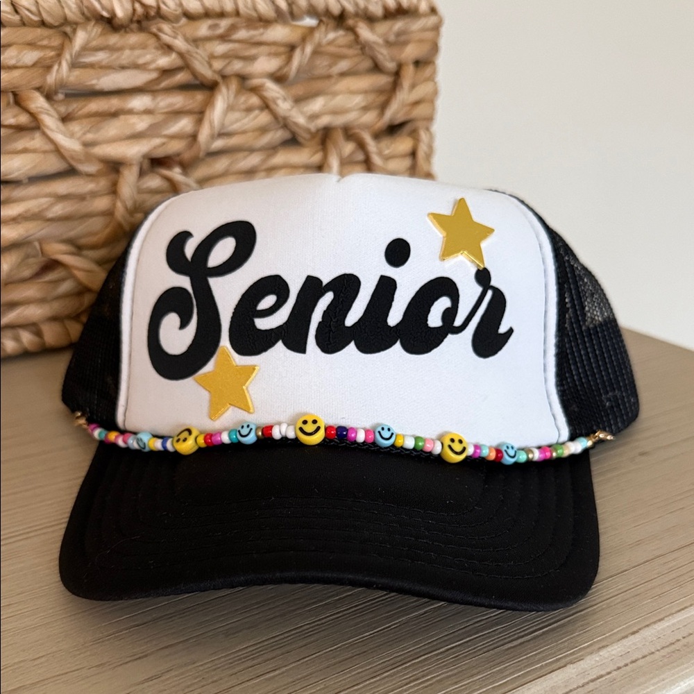 Senior Snapback hat in black/white with smiley chain